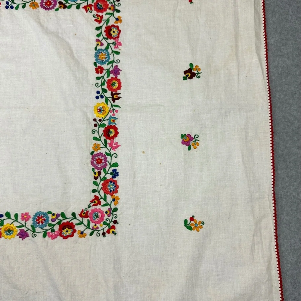 Vintage Embroidered Floral White Linen Square Tablecloth Red Scalloped Edge